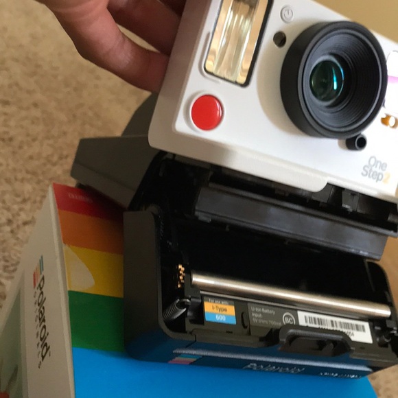 One step 2 vintage Polaroid camera. - Picture 2 of 6